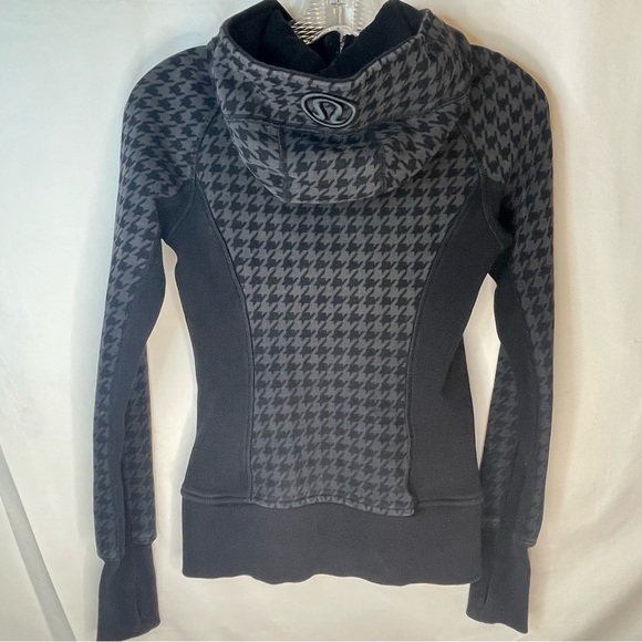 LULULEMON scuba hounds tooth hens foot pattern black and grey grunge sweater - Picture 10 of 12